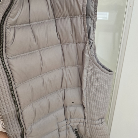 Burberry Puffer Vest. - Picture 4 of 7